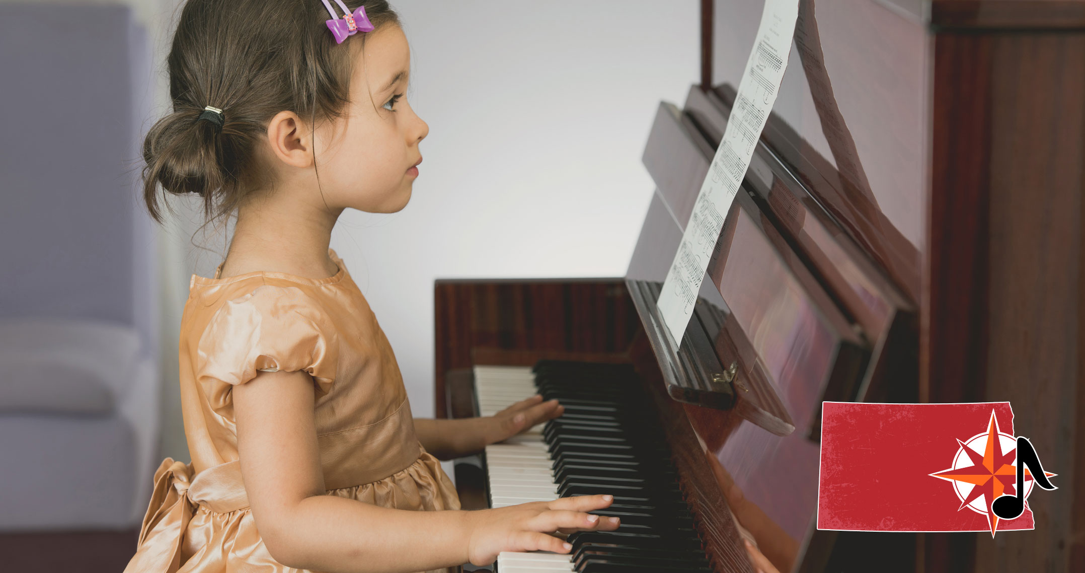 Sister play piano. Ребенок за роялем. Пианино для детей. Фортепиано для детей. Рояль для детей.